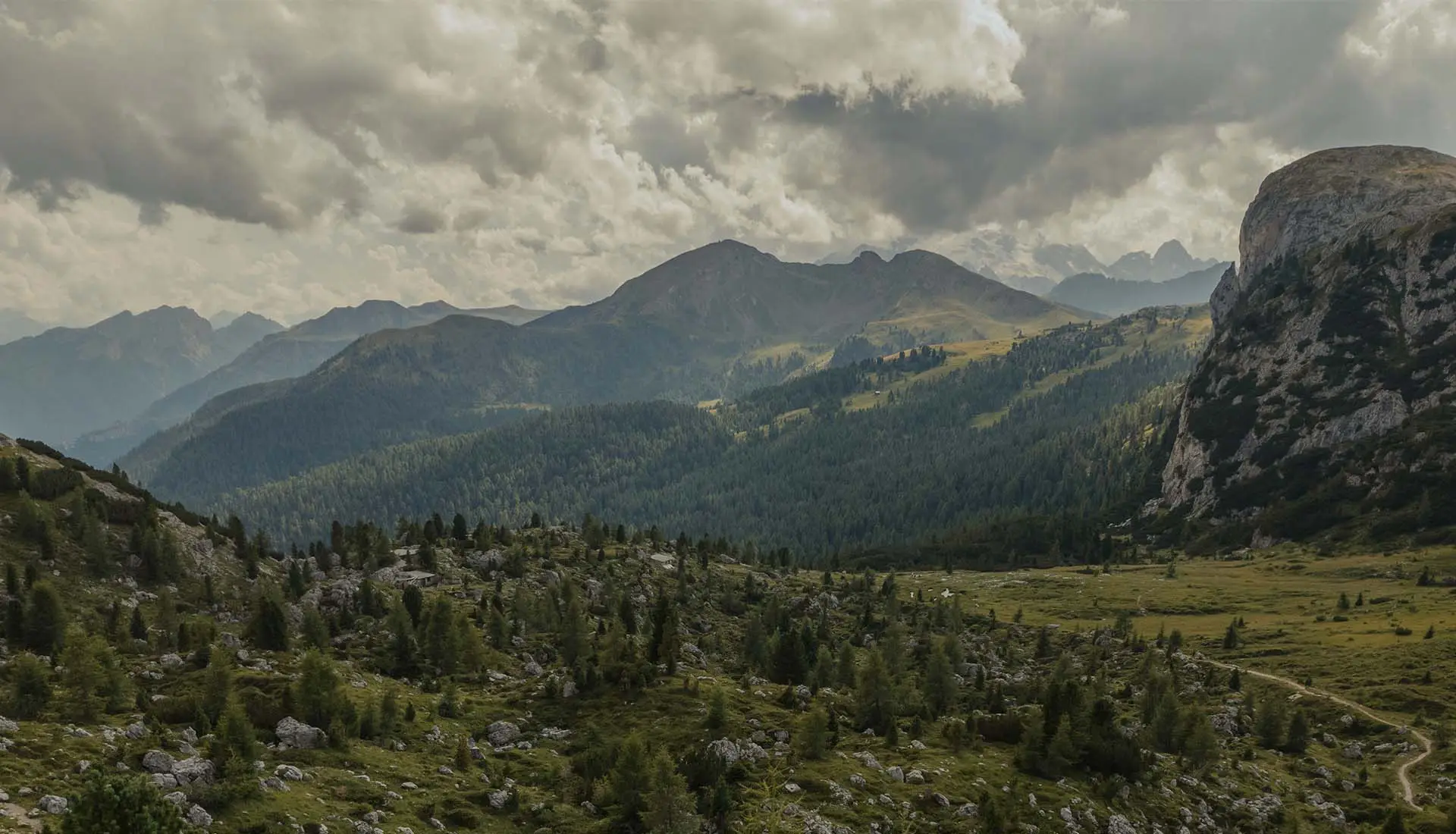 imagenes de viaje realizadas por mario de free live free ride con un drone de los alpes
