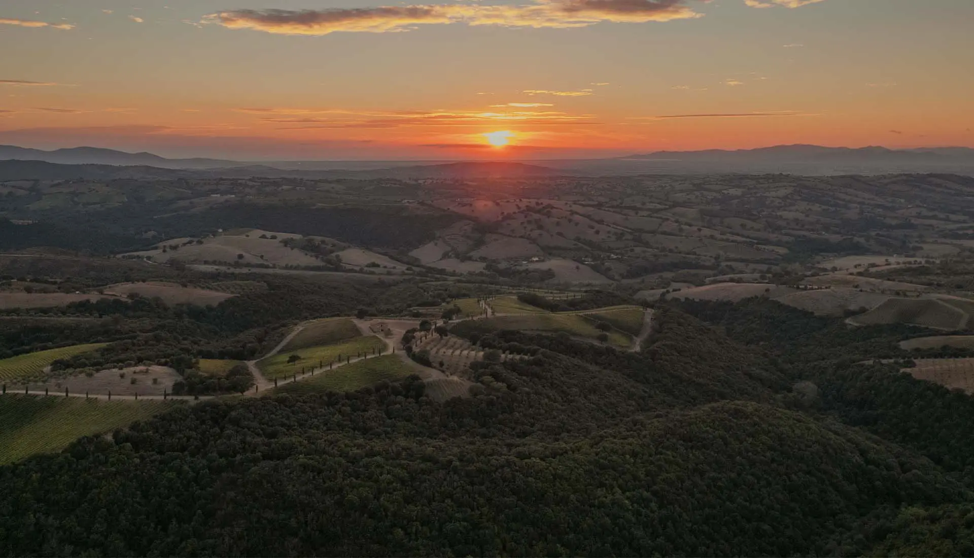 imagenes de viaje realizadas por mario de free live free ride con un drone de italia