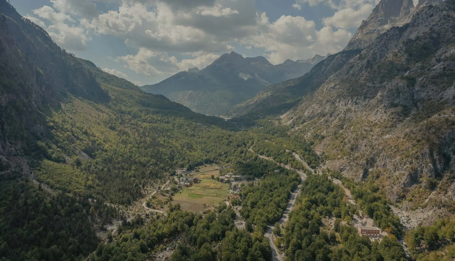 imagenes de viaje realizadas por mario de free live free ride con un drone de albania
