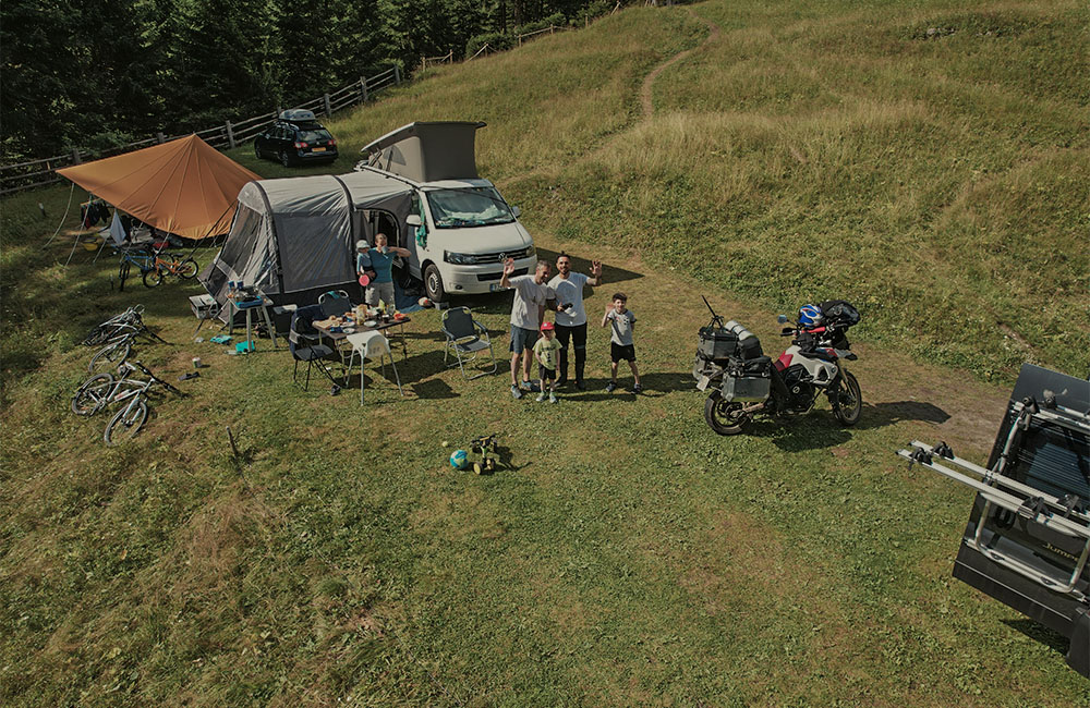 imagenes de viaje realizadas por mario de free live free ride con un drone de los alpes